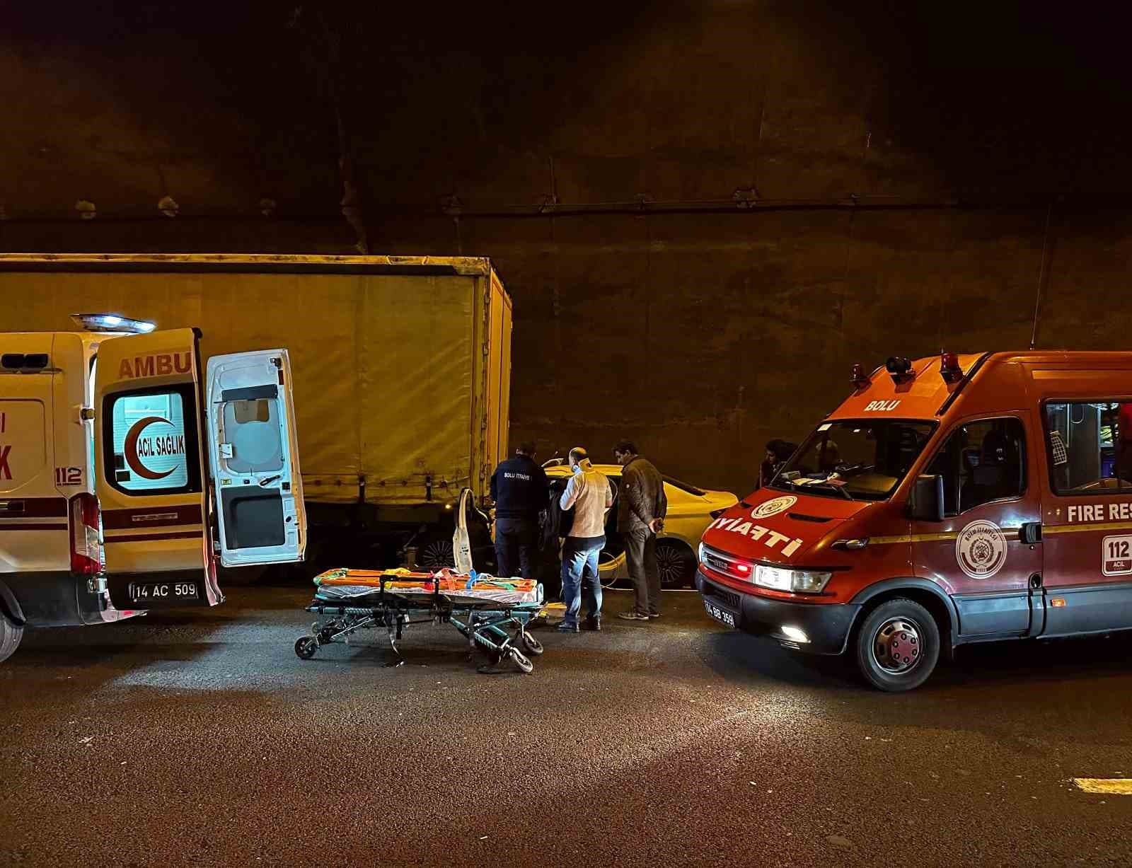 Bolu Dağı Tüneli’nde otomobil tıra ok gibi saplandı: Baba ve oğlu yaralandı