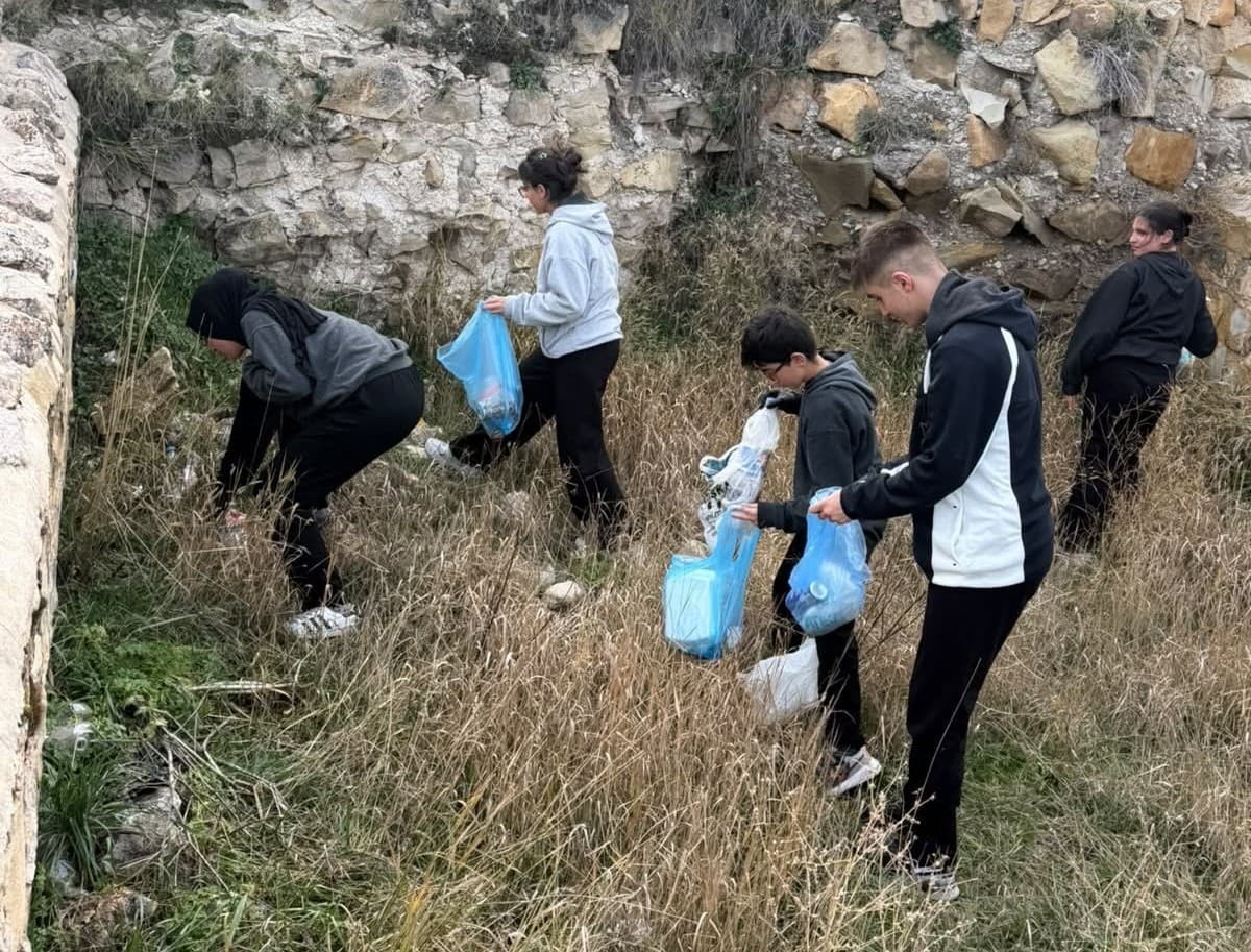 Öğrenciler Bayburt Kalesi’nin çevresini temizledi