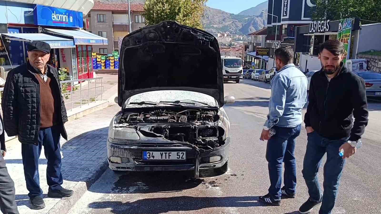 KPSS’ye giren gencin park ettiği otomobilden alevler yükseldi, yangını polisler söndürdü
