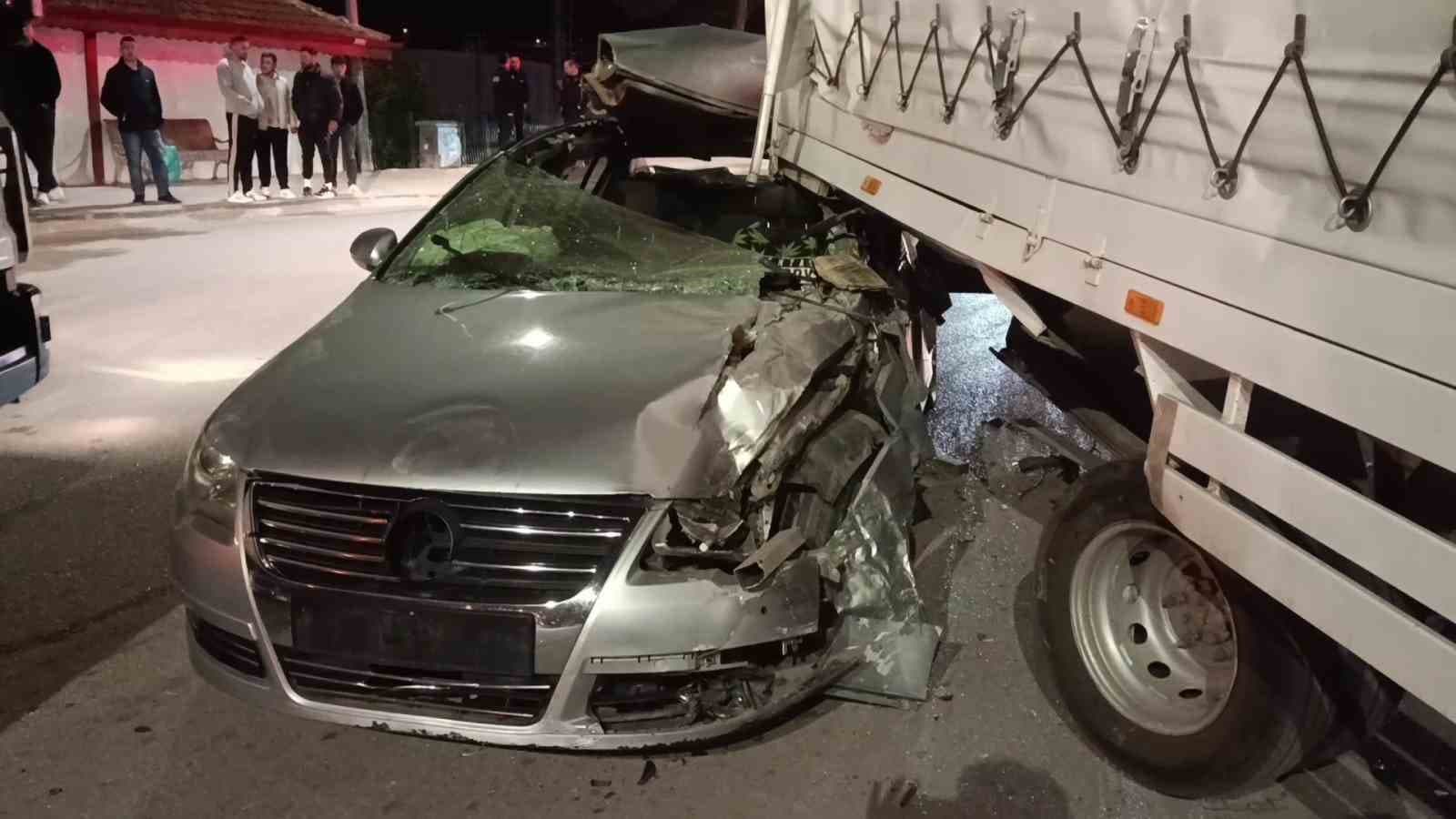 Amasya’da kamyonete çarpan otomobil hurdaya döndü: 1 yaralı
