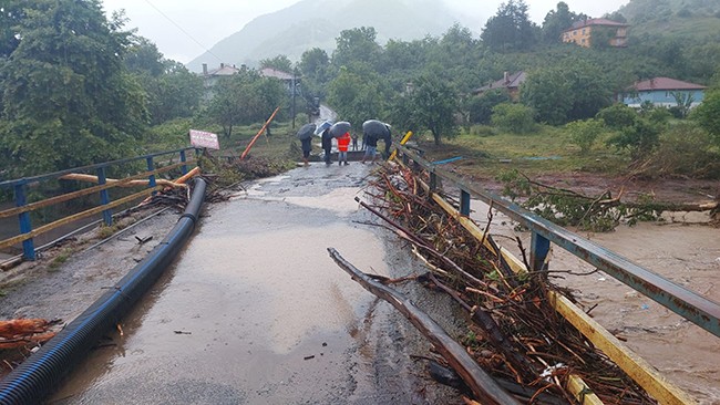 Sel felaketinde 18 ev tahliye edildi, köprünün bir bölümü yıkıldı