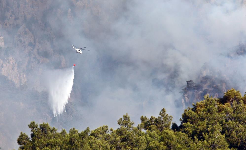 Kemer’de orman yangını 35’inci saatinde devam ediyor