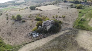 24 asirlik kaya mezar yolcularin dikkatini cekiyor iGYeq4hT