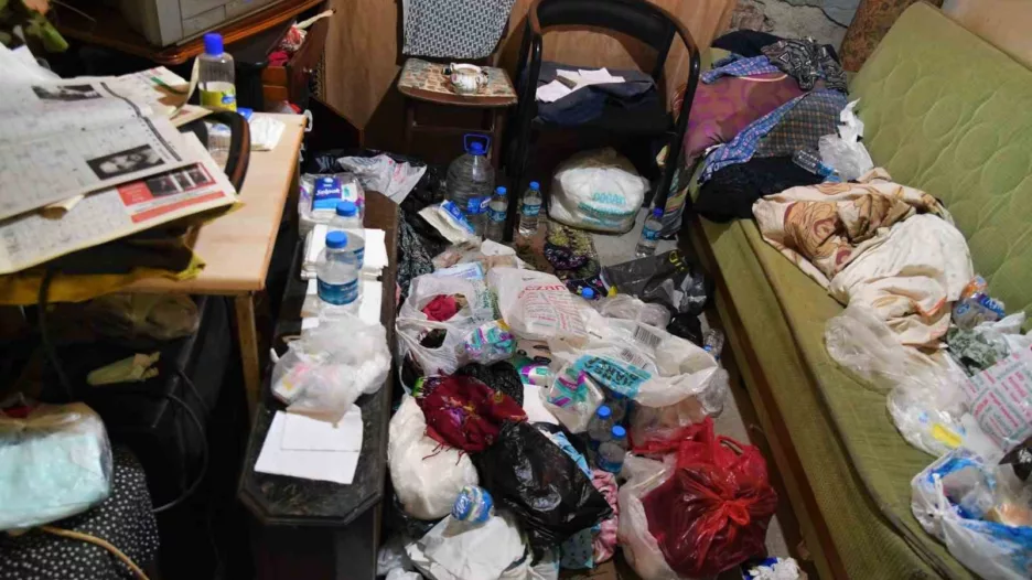 8 yıldır çöp biriktiren kadının evinden 2 kamyon çöp çıkartıldı