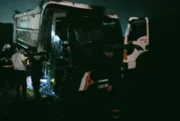 Alevlere teslim olan kamyon talaş yüklü kamyon yandı