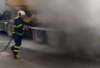 Seyir halindeki kamyonun lastikleri alev aldı