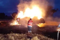 Kastamonu’da samanlıkta çıkan yangında otomobil ile 300 saman balyası yandı