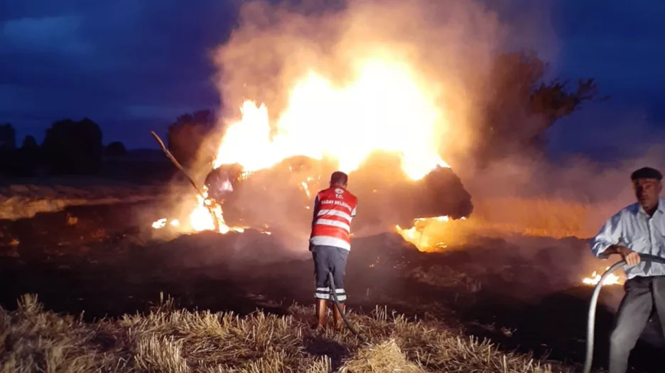 Kastamonu’da samanlıkta çıkan yangında otomobil ile 300 saman balyası yandı