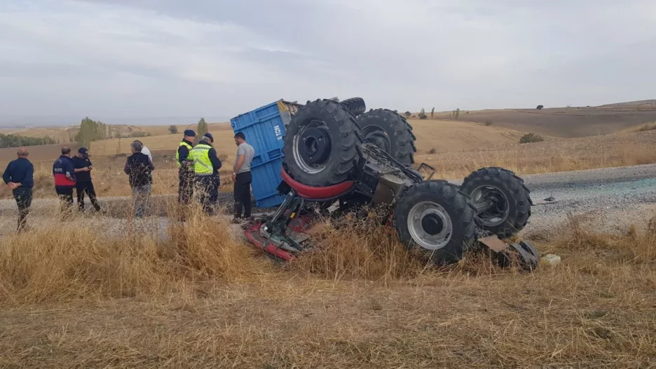 Ayçiçeği yüklü traktör devrildi: 1 yaralı