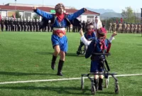 Cumhuriyet’in 100. yıl kutlamalarında engellilerin zeybek oyunu duygulandırdı