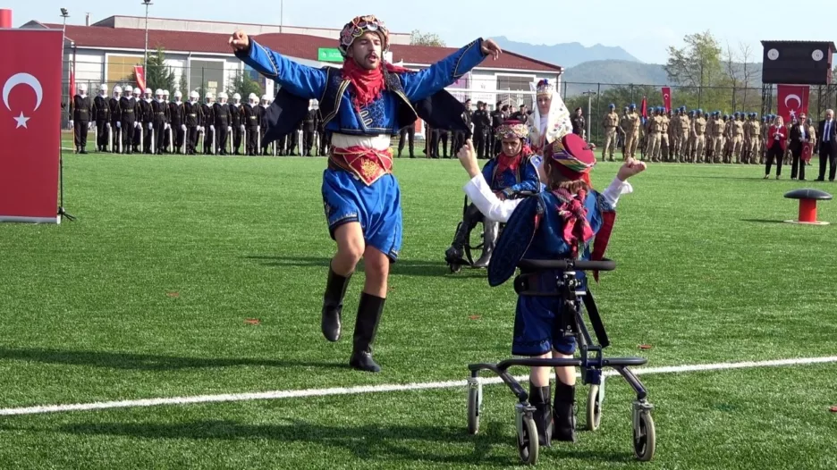 cumhuriyetin 100 yil kutlamalarinda engellilerin zeybek oyunu duygulandirdi BQKS4Hfb