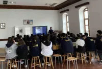 Lise öğrencilerine üniversiteden ‘Türk Ebrusu’ sunumu yapıldı