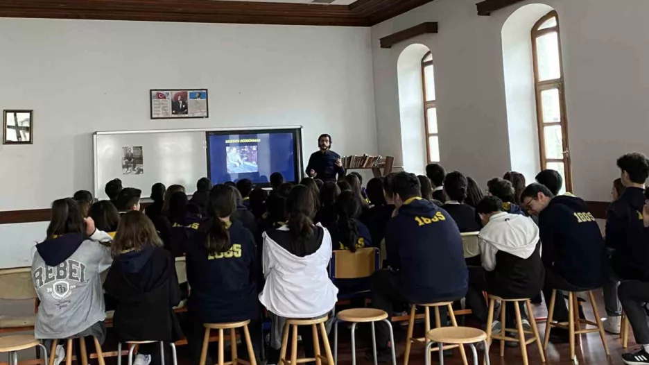 Lise öğrencilerine üniversiteden ‘Türk Ebrusu’ sunumu yapıldı