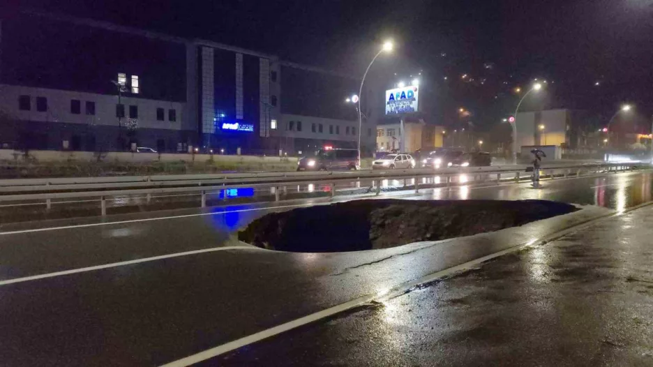 Rize’de şiddetli yağışlar sonrası yol çöktü