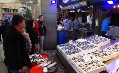 Trabzon hamsisi tezgâhlara indi, vatandaş balık haline akın etti