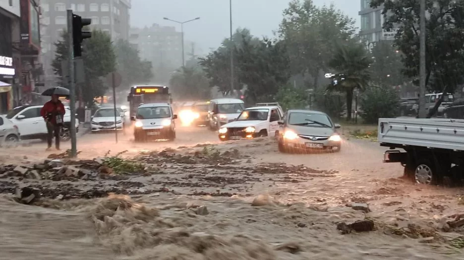 Turuncu kod uyarısı verilen Samsun’da yağış tedbirleri alındı