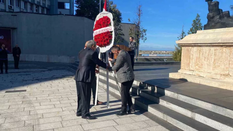 Zonguldak’ta muhtarlar çelenk bıraktı
