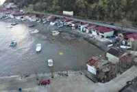 Artvin’de dev dalgaların vurduğu balıkçı barınağında hasar tespitine başlandı