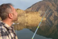 Sular altında kalan ilçede baraj gölünde oltayla balık tutulmaya başlandı