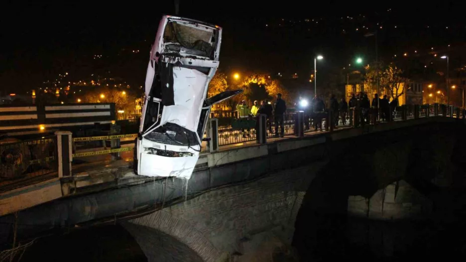 Amasya’da otomobil köprüden Yeşilırmak Nehri’ne uçtu: 1 ölü