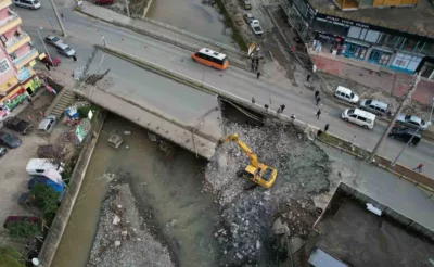 Rize’de şiddetli yağışlarda taşkınlara sebep olan köprüler yıkılıyor