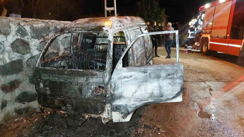 Samsun’da park halindeki araç tamamen yandı