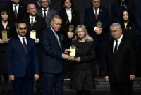 Samsunlu akademisyen ödülünü Cumhurbaşkanı Erdoğan’ın elinden aldı