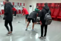 Tokat Belediye Plevnespor futbolcuları, maçın ardından soyunma odasını temizledi