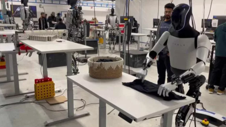 Elon Musk, insansı robotun tişört katladığı anları paylaştı