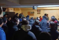AKSA Çoruh Elektrik’te işçiler işten çıkarılan arkadaşları için il binasında toplandılar