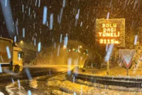 Bolu Dağı’nda yoğun kar yağışı: Görüş mesafesi 40 metreye düştü