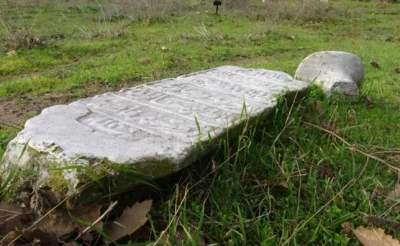 Çanakkale’de tarihi mezarlık harabeye döndü