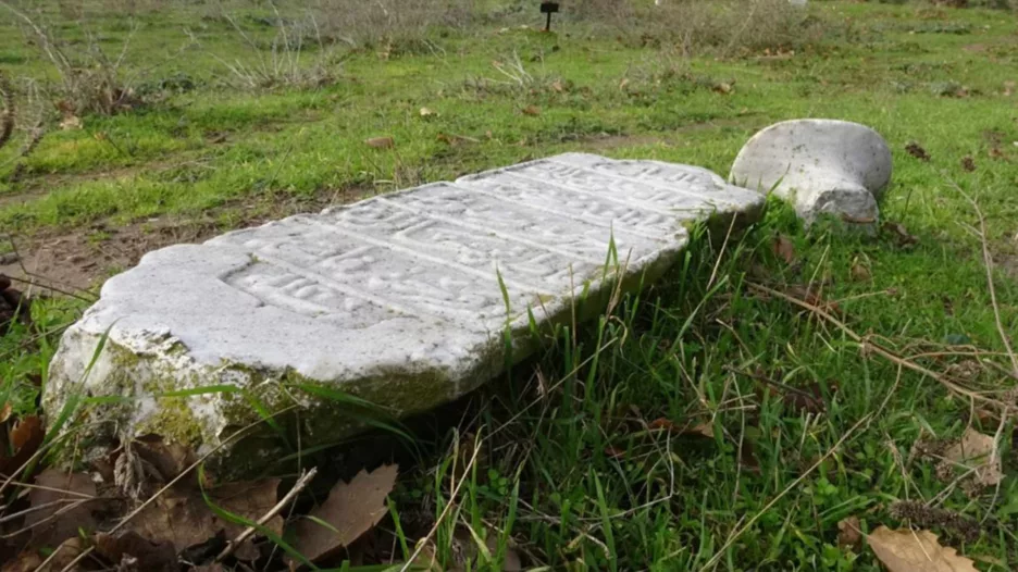 Çanakkale’de tarihi mezarlık harabeye döndü