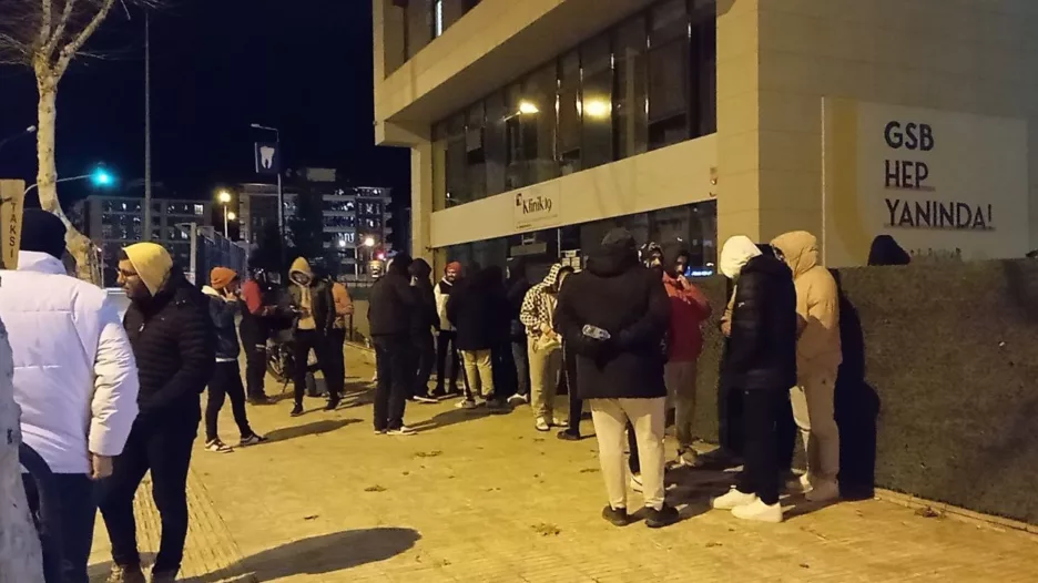 Çorum’daki depremin ardından vatandaşlar sokağa indi