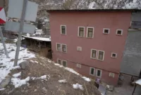 Gümüşhane’de yaşayan aile yıllardır evlerini basan su nedeniyle mağduriyet yaşıyor