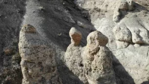 insan siluetindeki kayalar dikkat cekiyor 3LBZGGGM