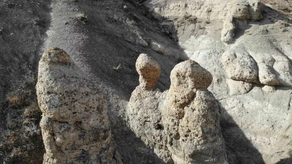 insan siluetindeki kayalar dikkat cekiyor 3LBZGGGM