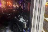 Kontrolden çıkan otomobil iki dükkana çarptı: Dükkan camları paramparça oldu