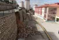 Malatya’da okulun istinat duvarı çöktü