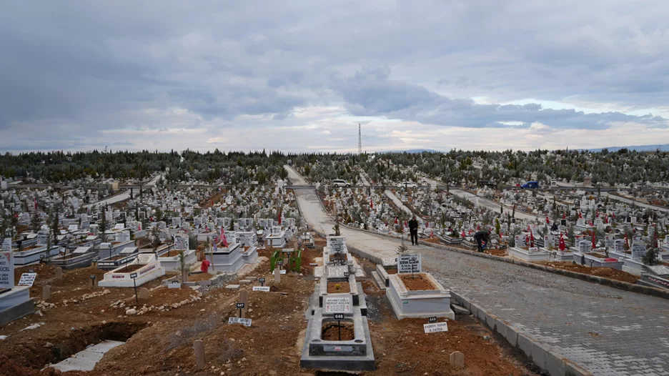 Deprem mezarlıklarında yas ve gözyaşı
