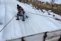 Kamyonet arkasına bağladıkları tekerlekle karda kaymanın keyfini yaşadılar