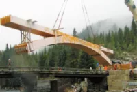 Sel felaketinde ağır hasar alan köprünün yerine ahşap köprü