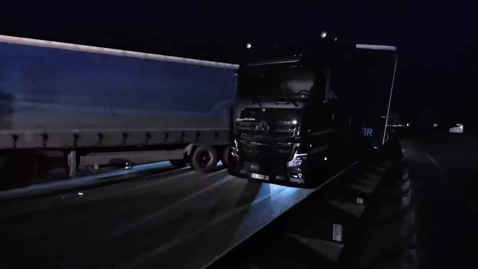 amasyada carpisan tirlar trafigi felc etti MquWILUE jpg