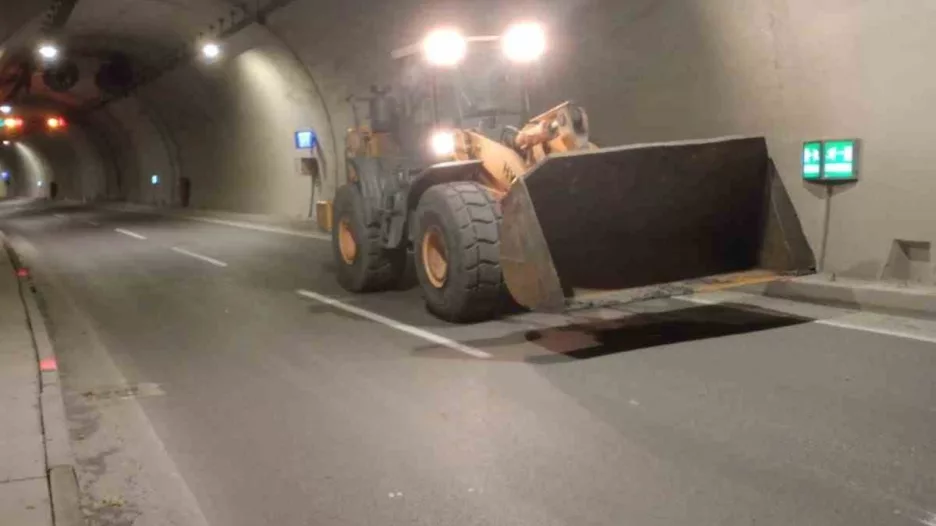 kamyonun acik kalan damperi tunele zarar verdi mYjuBuDB