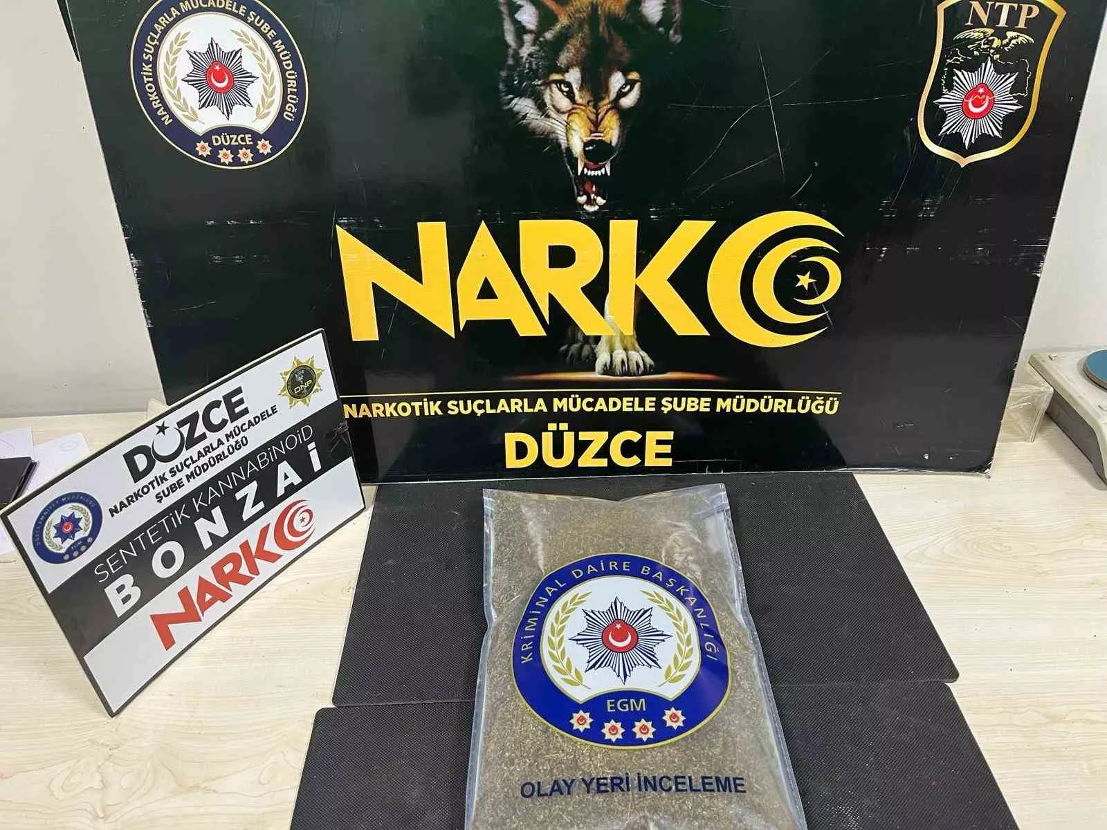 polisleri gorunce bir torba uyusturucuyu yol kenarina atti eu8ECSdZ jpg