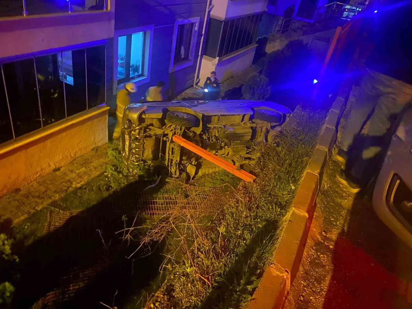 sitenin bahcesine ucan aractaki 3 kisi yaralandi VXNJW273 jpg