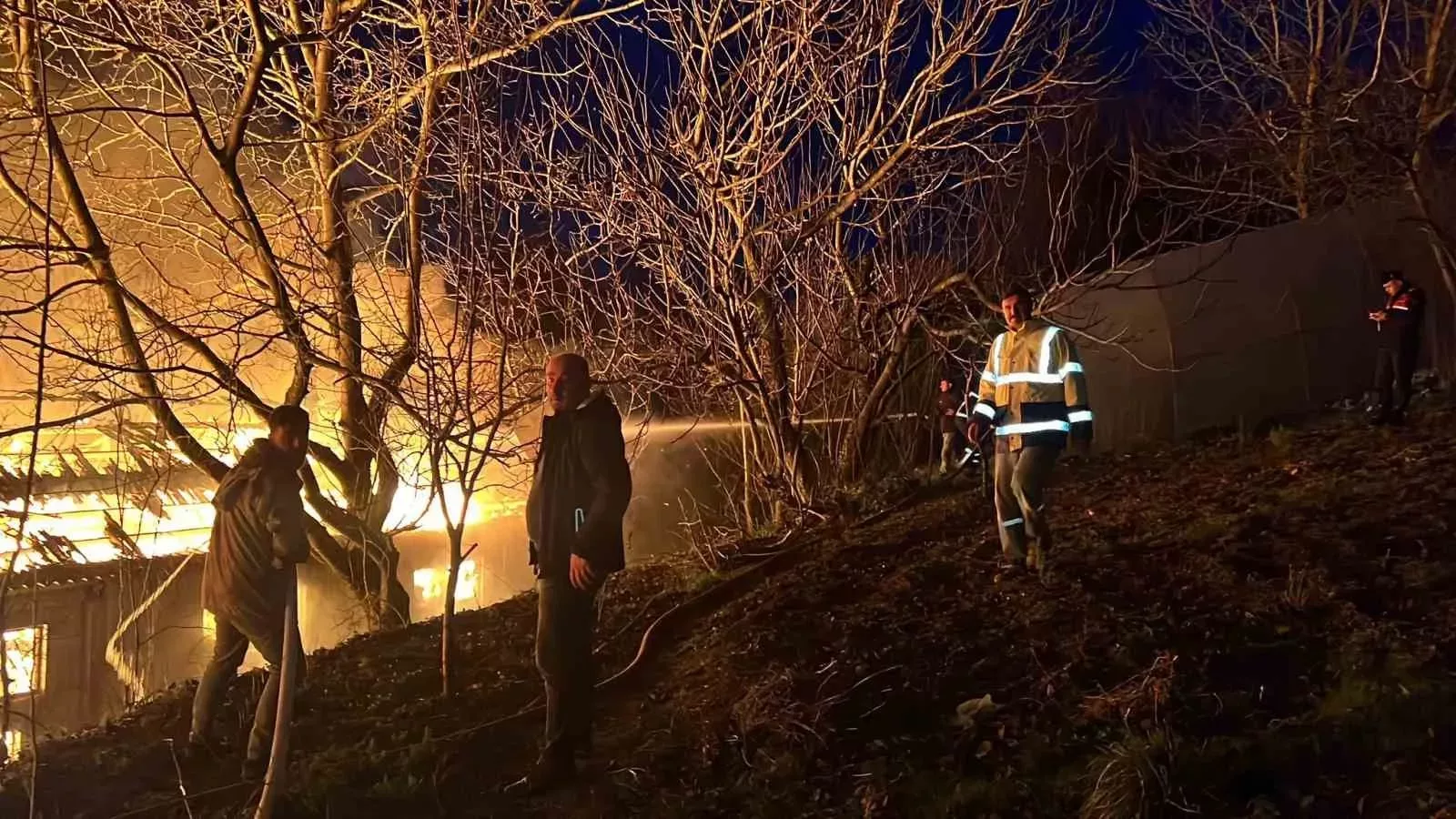 tekstil atolyesinin deposunda korkutan yangin AsazGV3j jpg