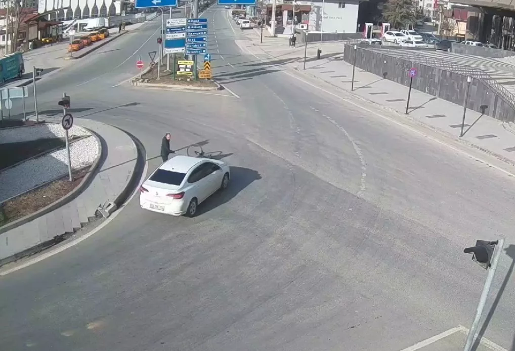 ters seritte bisikleti ile ilerlerken olumden dondu EEXTV2Gu jpg