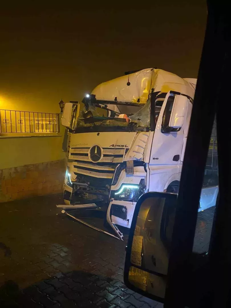 tir elektrik diregine carpti huqJXUvT jpg