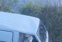Arı kovanı yüklü minibüs kaza yaptı, kaza yerine kimse yaklaşamadı
